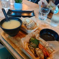 Box: dumplings, zuppa del giorno e verdure. at Mo Mo - Saint-Gilles in Brussels