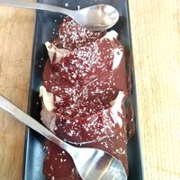 Momo en dessert avec coco et chocolat at Mo Mo - Saint-Gilles in Brussels