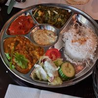 (Amazing vegan naan). I really liked the spinach dish. Partner favoured the red. Sallad was meh at Masala Masala - Odengatan in Stockholm