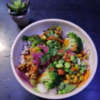 Vegan Spicy Chicken Bowl at beets&roots in Berlin