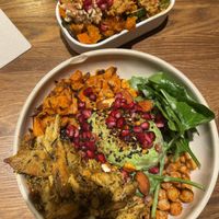 Vorne: Avocado Vegan Chicken Bowl, hinten: Oriental Vegetables  at beets&roots in Berlin