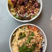 New Oriental Bowl (back), Vegan Crunchy Thai Chicken Bowl (front)  at beets&roots in Berlin