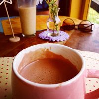 Chocolates caliente con leche de almendras at Amaranthine in Ancud
