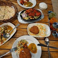 Die Küchlein und der Salat (viel Koriander) sind vegan at Taste of India in Koh Chang