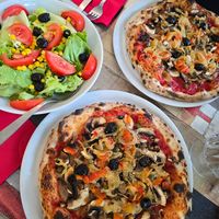 Two pizzas and salade mixte at Pizzeria Les 2 Sources in Sainte-enimie