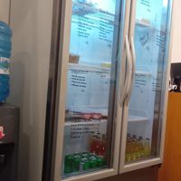 Geladeira com bebidas (chás, sucos e kombuchas), sobremesas e saladas at Vegano SP in Sao Paulo