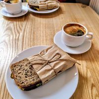 Sandwich und Americano at Lokal Dela Krem in Warsaw