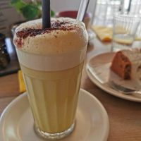 Kurkuma oat latte at Süsse Marie Veganerie in Karlsruhe