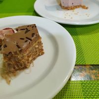Bolo de bolacha com baunilha e chocolate e cheesecake de frutos vermelhos. Espectaculares! at Lisbon Vegan Restaurante in Lisbon