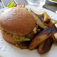 Burger and potatoes at Chez Vegetayelle and Co. in Toulouse