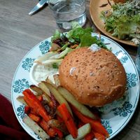 chick peas burger and veggies at Chez Vegetayelle and Co. in Toulouse