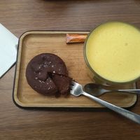 Golden latte et gâteau au chocolat at VG Pâtisserie in Paris