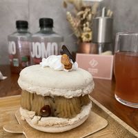 Macaron cacahuète   at VG Pâtisserie in Paris