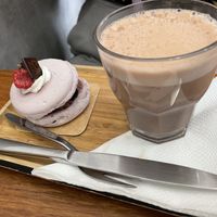 Macaron, chocolat chaud  at VG Pâtisserie in Paris