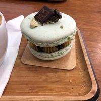 macaron pistache  at VG Pâtisserie in Paris