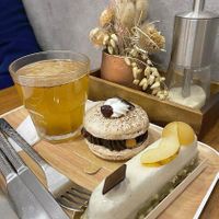 Jus de pomme chaud, macaron pralin-choco, entremet poire-yuzu at VG Pâtisserie in Paris