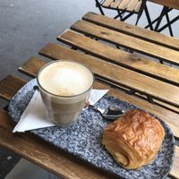 Latte & Pain au chocolate   at VG Pâtisserie in Paris