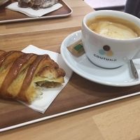 croissant chocolat noisette at VG Pâtisserie in Paris