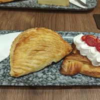 Chausson aux pommes & torsade fraise/vanille at VG Pâtisserie in Paris