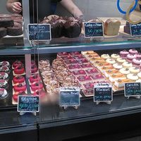 Vitrine de la pâtisserie at VG Pâtisserie in Paris
