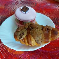 Macaron framboise, crookie at VG Pâtisserie in Paris