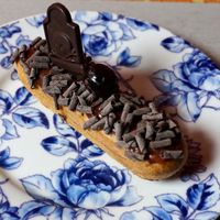 Halloween éclair at VG Pâtisserie in Paris