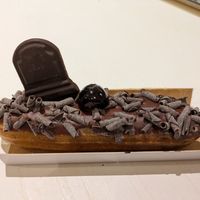 Halloween chocolate and berries eclair at VG Pâtisserie in Paris
