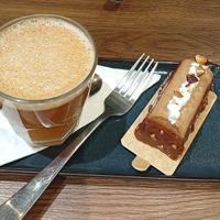 Jus de pommes épicé, bûchette citron/chocolat at VG Pâtisserie in Paris
