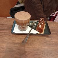 Chocolat chaud, bûchette chocolat/caramel at VG Pâtisserie in Paris