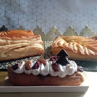 Galette des rois Amande et Choco-Noisette, et éclair Vanille Pécan at VG Pâtisserie in Paris