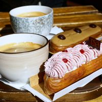 Éclair gourmand at VG Pâtisserie in Paris