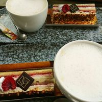 These two lattes and cake slices were 21 € but it was worth it at VG Pâtisserie in Paris