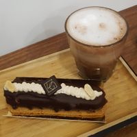 Le geraft (chocolate and peanut) with a vegan hot chocolate at VG Pâtisserie in Paris