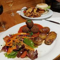 Almôndegas de lentilha com molho de tomate e batatas. Ao fundo, fake fish burguer at Musgo in Aveiro
