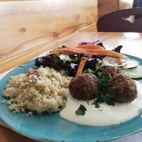 Dish of the day: vegan balls with yogurt, quinoa and mixed vegetables at Musgo in Aveiro