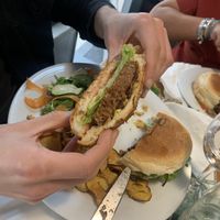 Comida deliciosa! Hambúrgueres deliciosos ❤️ vale muito a pena ir ao musgo! Bons preços e staff maravilhoso 🫶🏼  at Musgo in Aveiro