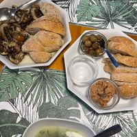 Vorspeisen (Tagessuppe, gebratene Pilze, Oliven mit Brot und Dip)  at Musgo in Aveiro