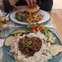 Hamburguesa y plato de día at Musgo in Aveiro