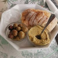 Starters: bread, olives and dip of the day at Musgo in Aveiro