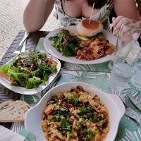 Arroz caldoso mar y montaña con ensalada y Blues burguer de tempeh at Musgo in Aveiro