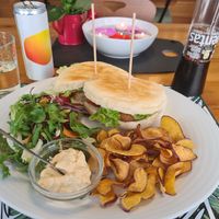 Amazing no-fish burger. No mentioning it was a soft burger, taste wise. I added the spicy vegan mayo and it was and incredible no-fish burger! Yum. I loved the mayo with the chips! at Musgo in Aveiro