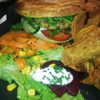 Hamburguesa de temphé con chips de boniato y ensalada at Musgo in Aveiro