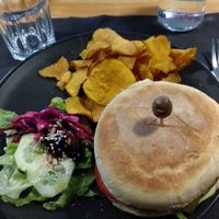 Hamburguesa de tempeh, tomate, cebolla caramelizada, calabacín, mayonesa y queso vegano at Musgo in Aveiro