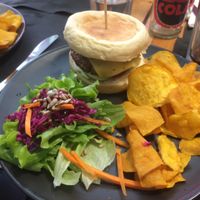burger and crisps at Musgo in Aveiro