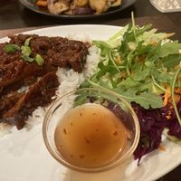 Nummer 29 ist sooo lecker! Mariniertes Sojageschnetzeltes mit Jasminreis & Salat mit leckerem Dressing 🌱  at Peace Food in Essen