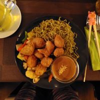 Vegan nuggets with Wok veggies and noodles 😋 #Veganuary at Peace Food in Essen