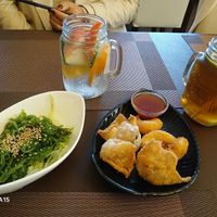 Detox Wasser und rechts Shrimps und Wan Tans at Peace Food in Essen