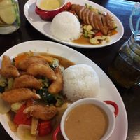 Vorne Shrimps, hinten Chicken 👍 at Peace Food in Essen