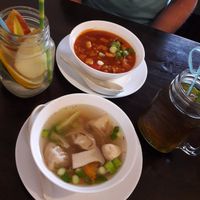 Vorspeise: Vorne WanTan Suppe, Hinten Süß-Sauer (Nr. 1) at Peace Food in Essen