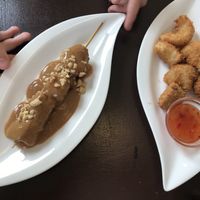vegane Chicken Nuggets und vegane Shrimps und Seitan-Spieß mit Hammer Erdnusssoße at Peace Food in Essen